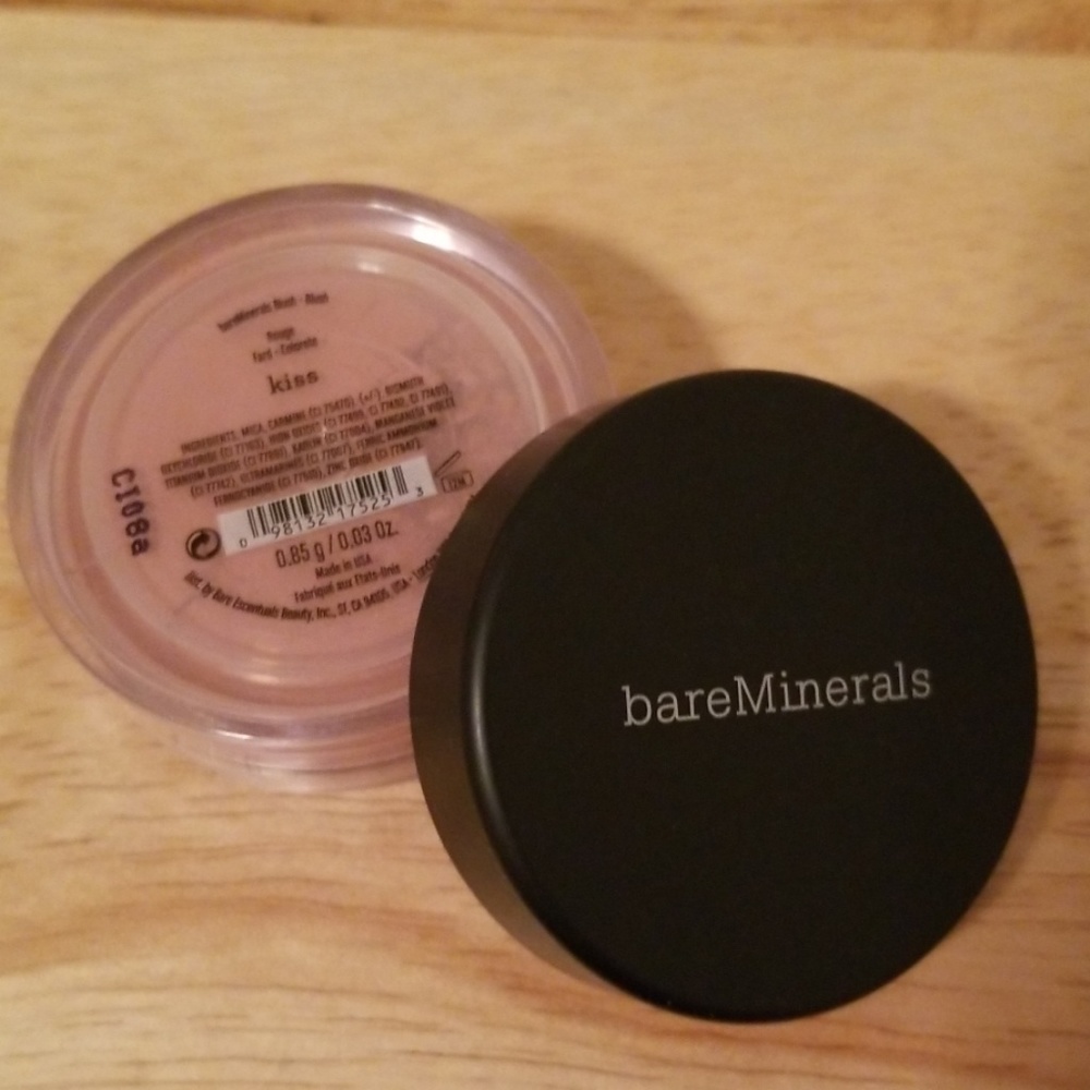 NWOT Bare Minerals Kiss Blush